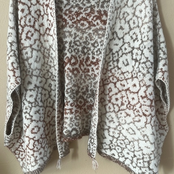 Knox Rose Poncho Style Sweater Leopard Print Sleeveless Size Extra Small Tassels - Picture 3 of 16